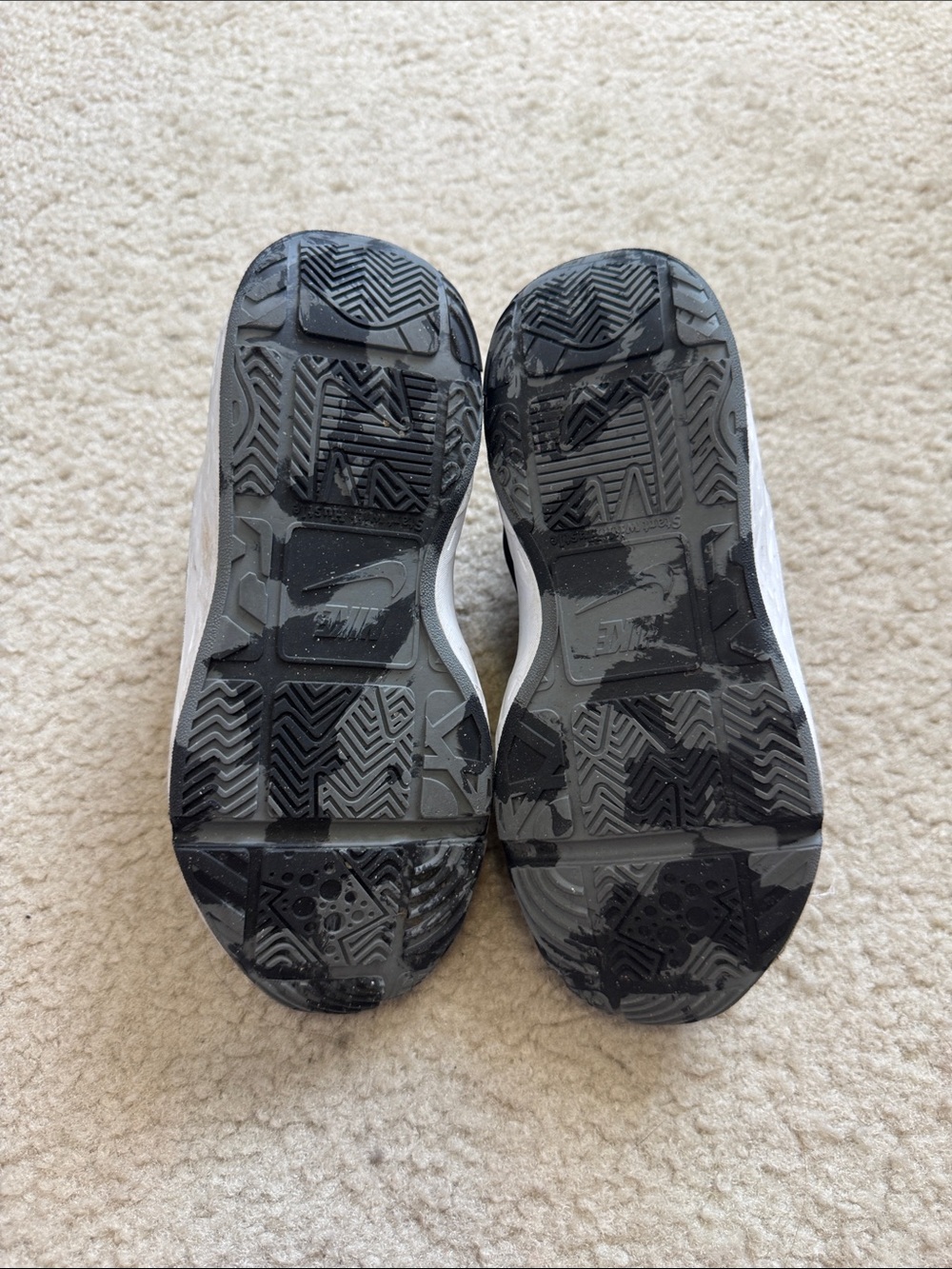 Nike Kids Black and White Team Hustle D 12 basketball shoes with strap - size 13 - Picture 5 of 10